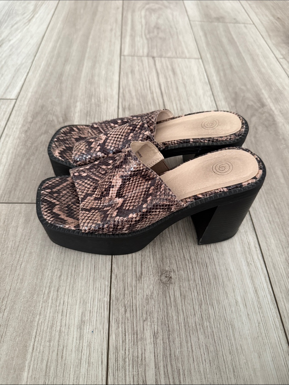 Urban Outfitters YTK Paloma platform mule sandals snakeskin print size 7